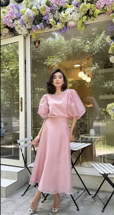 Stepford Wives, Beautiful Gown Designs, Cape Dresses, Elegant Silk Dresses, Classy Blouses, Date Night Outfit Ideas, Trendy Date Night Outfit, Night Outfit Ideas, Long Gown Design