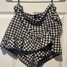 Never Worn. Size 6. Gingham Skort Plaid Mini Skirt For Summer, Gingham Mini Skirt For Summer, Summer Plaid Bottoms With Ruffles, Casual Gingham Shorts With Ruffles, Gingham Cotton Mini Skirt, Chic Plaid Ruffled Bottoms, Cotton Gingham Mini Skirt, Casual Ruffled Bottoms For Picnic, Summer Gingham Bottoms With Ruffles