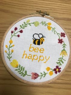 a cross stitch bee with the words new york on it