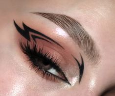 Design Eyeliner, Eyeliner Design, Edgy Eye Makeup, Eyeliner Types, Rock Makeup, Doll Eye Makeup, Make Up Inspiration, Face Art Makeup