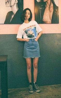 Denim Skirt With Sneakers, How To Style Converse, Skirts With Sneakers, Mode Hippie, Denim Skirt Outfits, Casual Skirt Outfits, Skirt And Sneakers, Trik Fotografi