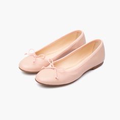 Italian design meets premium quality in this chic and comfortable ballet flat. Classic round toe shoe with adjustable bow tie and grosgrain ribbon made with the traditional sacchetto construction method. Comfortable Ballet Flats, Silver Ballet Flats, Pink Ballet Flats, Italian Leather Handbags, Pink Flats, Round Toe Shoes, Italian Women, How To Make Ribbon, Navy Gold