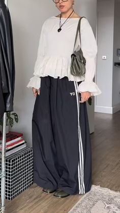 Utilitarian Fashion Street Style, Art History Outfit, Bloquette Core Outfit, Skirt Over Pants Outfits, Skirt Over Pants, Oversized Trousers, New Rock