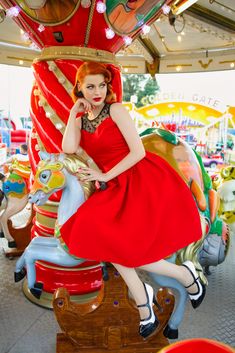 Our Elizabeth swing dress is perfect for an evening out or any formal occasion! Featuring a flattering sweetheart neckline with a sheer mesh panel, beautiful wide flared skirt with box pleats, concealed zip fastening at back and a flattering clinched in waist, which creates a gorgeous silhouette. Vestidos Pin Up, Burlesque Vintage, Tulle Underskirt, Plain Red, Formal Dresses For Weddings, Evening Party Dress, Up Girl, Flared Skirt, Cheap Dresses