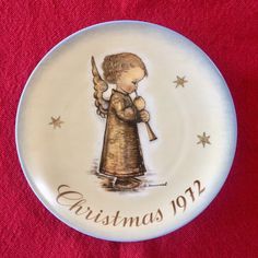 a christmas plate with an angel holding a trumpet and the words christmas 1917 on it