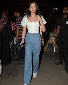 Party Wear Jeans Top Outfit, College Outfit Inspo Summer, Bollywood Celebrity Outfits, Denim Top Outfit Ideas, Bollywood Day In College Ideas, Chic College Outfits, Indian Street Style, Celebrity Casual Outfits