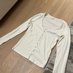 Aritzia Pearl Button Tight Long Sleeve Shirt. So Cute On But Was A Little Too Tight On Me. Never Worn!! Chic Fitted Tops With Snap Buttons, Trendy Long Sleeve Tops With Snap Buttons, Fitted Long Sleeve Tops With Buttons, Classic Fitted Top With Snap Buttons, Classic Fitted Tops With Snap Buttons, White Stretch Button-up Top, Stretch Long Sleeve Tops With Button Closure, Fitted Tops With Snap Buttons For Spring, Fitted V-neck Shirt With Button Closure