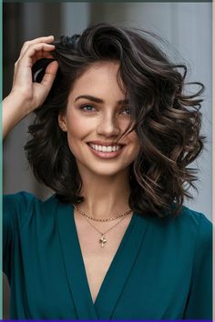 Short Hair Deep Side Part, Short Soft Curls, Pretty Curly Hairstyles, Hairstyles Juda, Heart Shaped Face Hairstyles, Expensive Homes, Side Swept Hairstyles, Short Hair Images, Hair Mistakes