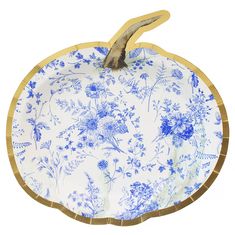 a blue and white paper plate with an apple shaped decoration on the rim, decorated with flowers