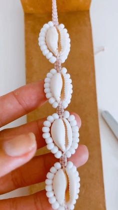 Shell Necklace Diy, Ankle Bracelets Diy, Macrame Bracelet Patterns, Diy Jewelry Inspiration, Diy Bottle Crafts, Bead Charms Diy, Body Jewelry Piercing, Handmade Jewelry Tutorials