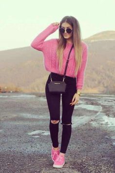 Pink Sweater Outfit, 30 Outfits, Chique Outfits, Outfit Mujer, Smart Outfit, Black Ripped Jeans, Cooler Look, College Outfits, Fall Winter Outfits