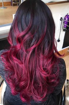 Increíbles peinados de colores negros y rojos   #colores #Increíbles #negros #peinados #rojos       El color rojo del cabello se ve mejor con pelo negro como ombre o balayage.  Agrega un bonito estilo gótico al usuario y adula sus rasgos faciales, especialmente sus ojos.  El cabello rojo es uno de los colores de cabello más atractivos para las mujeres, puedes lucir realmente sexy, adorable o chic en cualquier momento que quieras.  Rojo y osc... Red Balayage Hair, Black Red Hair, Red Ombre Hair, Red Balayage, Hair Color Burgundy, Red Highlights, Burgundy Hair, Hair Dye Colors, Red Hair Color