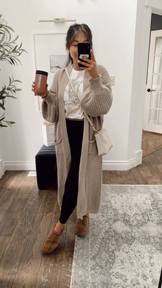 knitted midi-length cardigan – LACE & CHARM Tank Tops And Cardigans Outfits, Dresses And Sweaters Layering, Old Money Style Fall Outfits, Casual Fall Mom Outfits, Fall Fits Women, Outfits For Moms In Their 30s, Free People Fall Outfits, Simple Mom Outfits, Coffee Date Outfit Summer