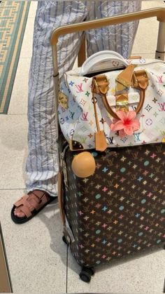 #louisvuittonhandbags #louis #summer #airport #airportfashion #airportessentials #aesthetic #aestheticoutfit #outfitoftheday #outfitstyle Lv Luggage, Fashion Illustration Tutorial, Business Pictures, Louis Vuitton Multicolor, Rich Kids, Winter Aesthetic, Luxury Items