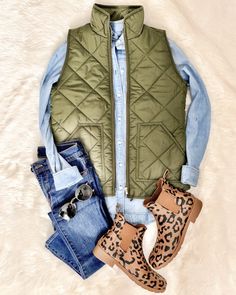 Green Vest Outfit, Vest Outfit, Green Vest, Mode Boho, Winter Outerwear, Mode Casual, Instagram Outfits, Outerwear Vest