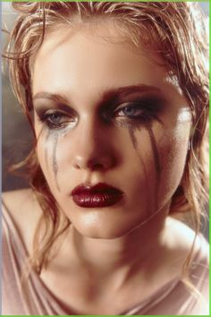 Runny Makeup Photography, Makeup Tears Glitter, Metalic Make Up Aesthetic, Smudged Makeup Photography, Euphoria Tears Makeup, Angel Tears Makeup, Face Paint Photography, Tear Stained Makeup, 2024 Halloween Makeup