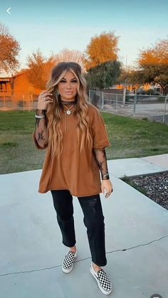 Female Style Outfits Casual, Oversized Shirt Fall Outfit, Fall Bar Hopping Outfit, Junkstock Outfit, Fall Outfits Women Western, Fall Pictures Black Outfits, September Casual Outfits, Inside Concert Outfit, Nirvana Tshirt Outfit Women