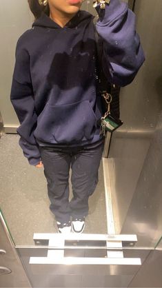 navy and black ; nike dunks ; gold hoops ; simple winter outfit inspo ; hoodie ; stargirl ; stockholm ; scandinavian Black Crew Neck Outfit, Black Nike Dunks, Hoodie Outfit Aesthetic, Black Hoodie Outfit, Woodstock Photos, Funny Optical Illusions, Mode Ulzzang, Looks Pinterest