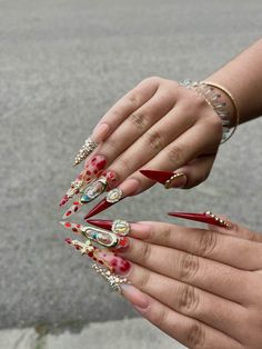 stiletto red gold long nails full strass nails Stiletto Acrylics, Christmas Nails Stilleto, Stelito Nails Designs Long, Gold Nails Stiletto, Stiletto Junk Nails, Xxl Stiletto Nails, Nails Strass, Stiletto Nails Long, Long Stiletto Nails Design