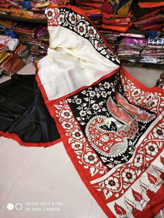 Primium quality 3 ply Murshidabadi  pure silk saree. Half black and half Off white plain body has a wonderful kalamkari peacock motifs handpainted on Pallu and narrow red Border.Saree with Bp giving the saree a complete look. These pure silk sarees are very light weight, easy to carry,very comfortable for any age. Artistic Silk Saree With Traditional Patterns, Artistic White Saree For Festivals, White Silk Dupatta With Kalamkari Print, Red Kalamkari Print Raw Silk Saree, Pre-draped Tussar Silk Saree With Kalamkari Print, Tussar Silk Pre-draped Saree With Kalamkari Print, Kalamkari Peacock, Red Semi-stitched Kalamkari Saree, Luxury Kalamkari Print Tussar Silk Pre-draped Saree