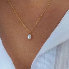 Fine quality freshwater floating pearl necklace, made of high-quality gold plated chain. Appropriate for both everyday or special looks.  Ideal for bridesmaid / birthday gift!  Size of the pearl: approx. 6-7 mm.  Length approx. 16 inches / 40,6 cm - different sizes are available. The length on the model is 18 inches. ♡All items will be delivered in a nice gift box! * Read our policies before purchase: https://www.etsy.com/shop/Jewellusion/policy/ * Contact me for custom orders or any questions y Gold Oval Pearl Necklace For Anniversary, Oval Pearl Drop Necklace For Anniversary, Gold Oval Pearl Necklace For Wedding, Oval Pearl Chain Necklace For Wedding, Oval Pearl Necklace For Wedding, Oval Pearl Wedding Necklace, Oval Pearl Drop Necklace For Wedding, Oval Pearl Charm Necklace For Weddings, Oval Wedding Necklace With Pearl Charm