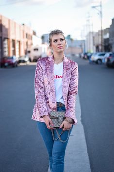 How to style velvet the right way Flower Blazer Outfit, Flower Blazer, Pink Blazer Outfit, Outfit Western, Knotted Shirt, Jeans Heels