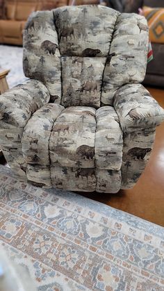 a chair that is sitting on top of a rug in a room with couches and other furniture