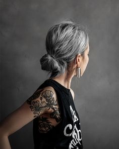 Grey Hair And Tattoos, Stile Hippie Chic, Long Gray Hair, Gray Hair Highlights, Grey Hair Color, Going Gray, Older Women Hairstyles