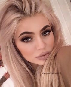 Is that Kylie Jenner? Love Kylie Jenner Stylizacje Kylie Jenner, Blonde Hair And Brown Eyes, Blonde Hair And Brown, Kendall Ve Kylie, Kylie Jenner Makeup Look, Champagne Blond, Jenner Hair, Look Kylie Jenner