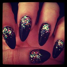 I'm not a big fan of the stiletto artificial nails but I REALLY like the look of these ones! Sparkle Almond Nails, Fade Acrylic Nails, Black Sparkle Nails, Pointed Nails, Super Nails, Sparkle Nails, Black Sparkle