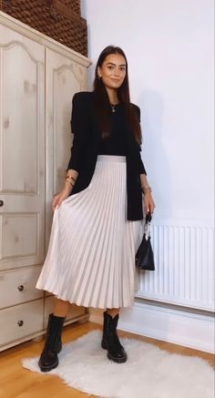 Pleated Skirt With Combat Boots, Pleated Midi Skirt Outfit, Pleated Skirt Fall, Skirt Styling, Red Pleated Skirt, Elegantes Outfit Frau, Outfit Festival