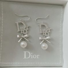 #dior #earrings #dainty #pearl #pearlearrings Earrings With Crystals, Dior Earrings, Pearl Dangle Earrings, Dior Jewelry, Dior Couture, Classy Jewelry, Jewelry Lookbook