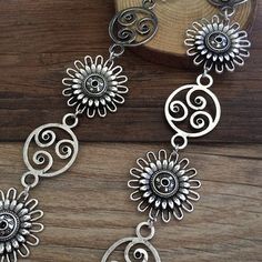 Qty:1m/PCS flower size:31mm circle:23mm color :antique silver If you need other length pls contact me Silver Flower Jewelry For Festival, Flower Chain, China Jewelry, Message Jewelry, Metallic Hair, Bronze Color, Electronic Items, Christmas Colors, Charm Pendant