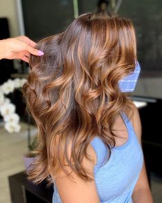 Wavy Mid Length Hair, Hair Color Caramel, Brunette Hair With Highlights, Colored Curly Hair, Brown Hair Balayage, Light Hair Color, Hair Makeover