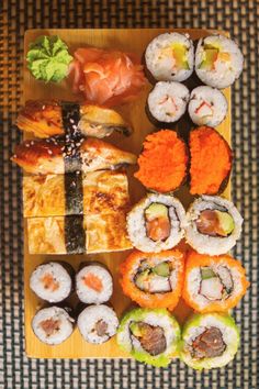 best Japanese food to try in Japan Sushi Tumblr, Tuna Sushi, Dinner For 2, Best Sushi, Sushi Plate, Healthy Soup Recipes, Weight Reduction, Sushi Rolls, Healthy Soup