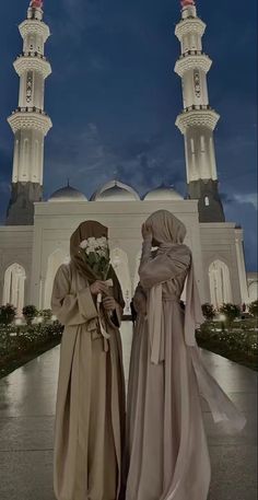 Mekka Islam, Outfits Muslim, Muslimah Photography, Hijabi Fits, Stile Hijab, Islamic Wallpaper Iphone, Muslim Images, Muslim Couple Photography, Muslim Pictures