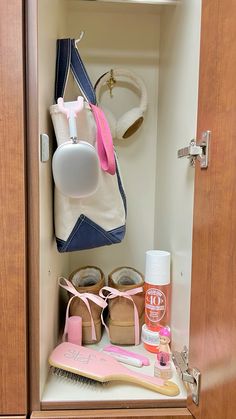 romanticizing gym life #gym #locker #airpods #pink #coquette Snack Locker Ideas, Clean Locker Aesthetic, Gym Locker Essentials, Locker Decorations Aesthetic Pink, Preppy Locker Ideas, Cute Locker Decor, Aesthetic School Locker, Gym Locker Aesthetic, Locker Ideas Aesthetic