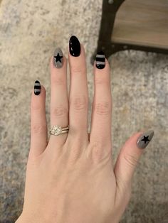 Easy Star Nails, Pretty Black Nails Acrylic, Grunge Christmas Nails, Goth Nails Short, Black And White Star Nails, Soft Grunge Nails, Rock Star Nails, Alien Nails, Cute Easy Nail Designs