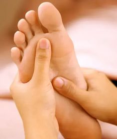 Cómo dar un masaje en los pies. Nuestros pies son una parte muy importante, y es que sobre ellos recae todo el peso corporal por lo que es normal que al final del día, nos duelan o... No Me Importa, Health And Wellness, Money, Health