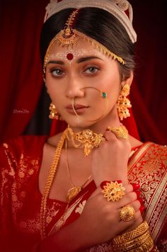 Traditional Poses, Bride Fashion Photography, Bengali Fashion, Bollywood Makeup