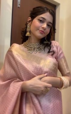 Jewellery Ideas For Saree, Jewellery With Saree, Indian Makeup Looks, Hire Style, Saree Styling, Engagement Saree, Indian Sari Dress, Celebrity Casual Outfits