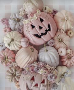 Blush Halloween Decor, Pink Halloween Ideas, Pastel Halloween Wreath, Pink Halloween Wreath, Halloween Pink Aesthetic, Rose Gold Halloween, Pink Autumn Aesthetic, Pink Halloween Aesthetic, Pink Fall Decor