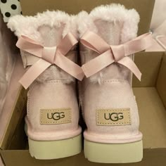 Pink Fall Outfits, Coquette Winter, Cute Uggs, Uggs With Bows, Boots For Winter, Pretty Sneakers, Pink Uggs, Dr Shoes, Trendy Outfit Ideas