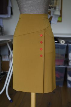 pencil side buttoned skirt with pocket on the left side handmade the skirt on the photo: color: camel buttons: vintage red round buttons (1 set available) fabric: stretchy (viscose & elastane mix) size: S (W:72-H:95-L:60)    available: in different colors: camel, red, vintage blue, black, green with different buttons: other options available (send me a request and we can mix and match) and other sizes:  36 (Waist: 72 - Hip: 95 - Length: 60) 38 (W: 76 - H: 99 - L: 60) 40 (W: 80 - H: 103 - L: 60) Vintage Capsule Wardrobe, Elegant Skirts, Vintage Pencil Skirt, Buttoned Skirt, Womens Skirt Outfits, Classy Skirts, Skirt Inspiration, Outfit Retro, Lindy Hop