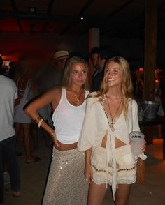 Keinemusik Outfit Women, Euro Summer Outfits 2024, Ibiza Outfits 2024, Keinemusik Outfit, Ibiza Outfits Night Party, Ibiza Style Outfit, Ibiza Outfits Party, Euro Summer Aesthetic, Summer Party Outfit Night