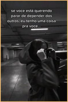 a woman talking on a cell phone in a parking garage with the caption'se voce est querendo para de despener dos outros