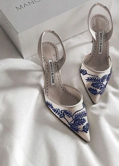 Dr Shoes, Paris Mode, Heels Classy, Couture Mode, Fancy Shoes, Shoe Inspo, Aesthetic Shoes, White Heels, Shoe Closet