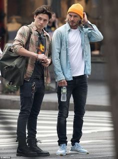 David Beckham Style Outfits, David Beckham Style, Beanie Outfit, Brooklyn Beckham, Blue Denim Shirt, Young Men, Streetwear Men Outfits