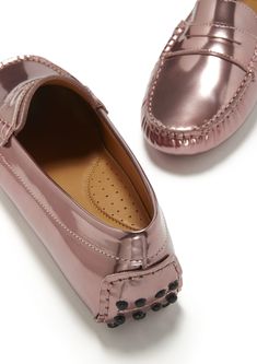 Hugs & Co. rose gold high gloss penny loafer driving shoes for women. Moccasin style driving loafers made with luxurious rose gold patent leather upper and lined with a soft leather for extra comfort. Made in Portugal 100% Patent Leather Upper featuring a 100% Leather Lining Rubber studded sole in black Moccasins Style, Driving Loafers, Penny Loafer, Driving Shoes, Penny Loafers, Shoes For Women, Moccasins, High Gloss, Or Rose