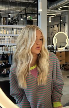 Blonde Hair With Lots Of Layers, Golden Blonde Hair With Bright Money Piece, Natural Highlights Blonde Hair, Medium Length Blonde Hair Extensions, Blonde Money Piece Blonde Hair, Blonde Hair Salon Ideas, Bright Blonde Inspo Hair, Long Blonde Hair Dimension, Level 10 Blonde Hair